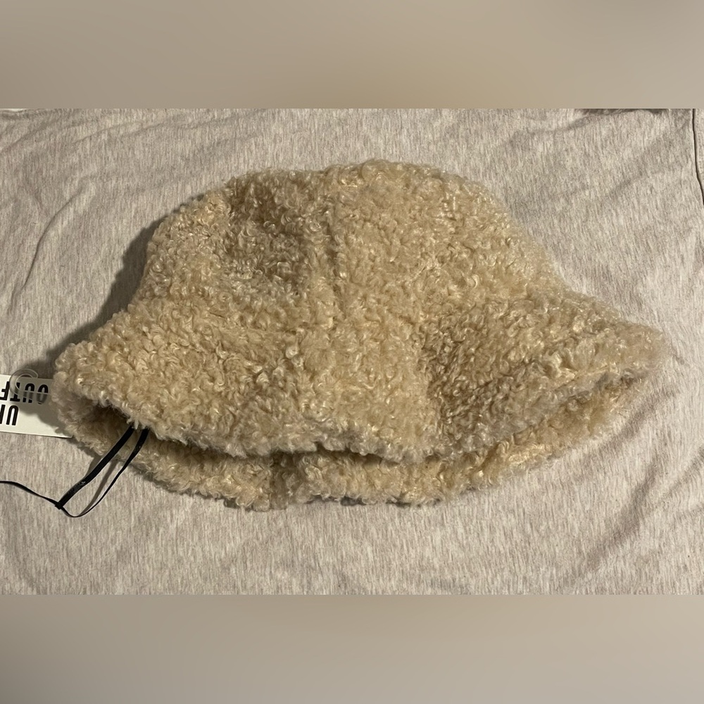 URBAN OUTFITTERS Shearling Bucket Hat